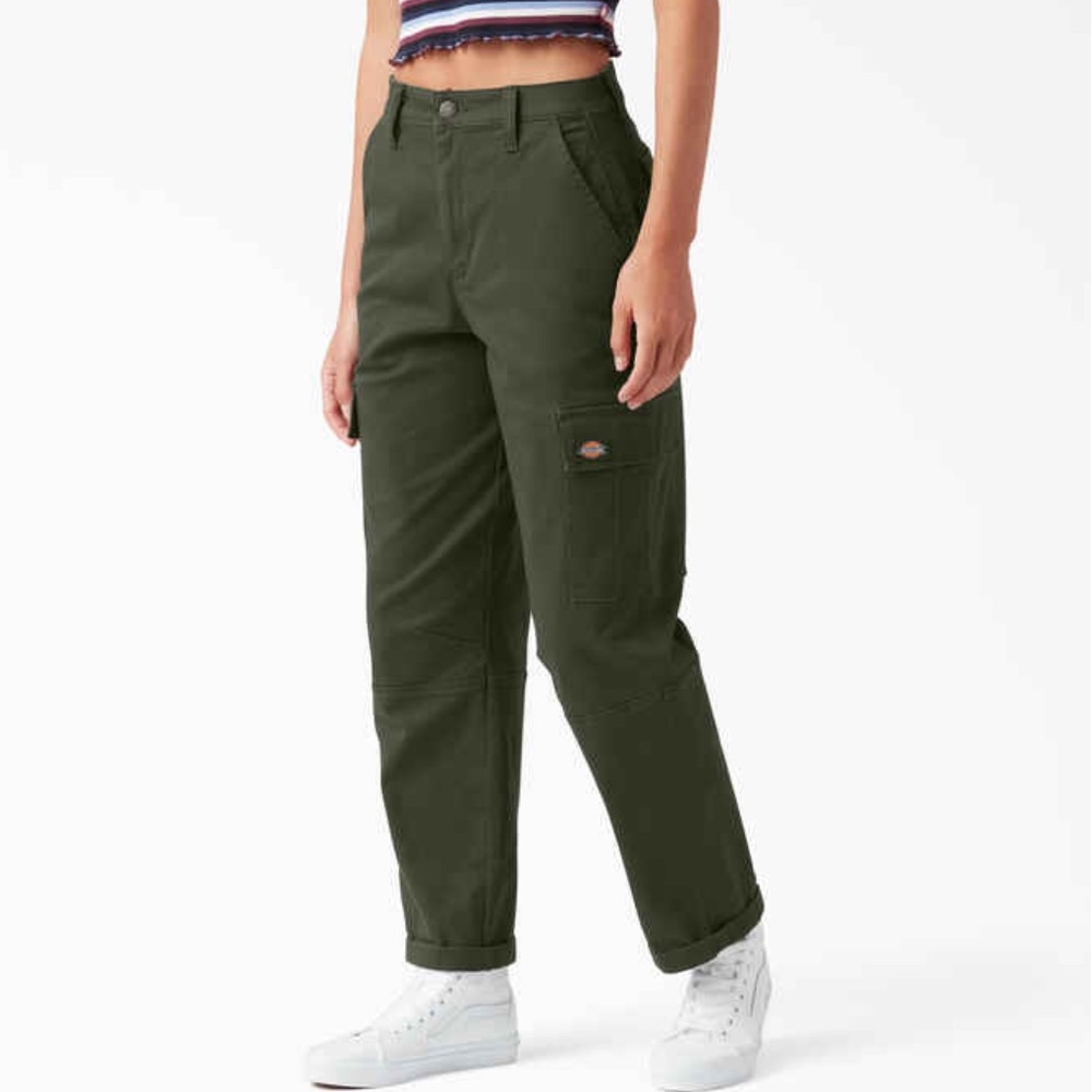 Women’s Relaxed Fit Cropped Cargo Pants - Olive, 26R